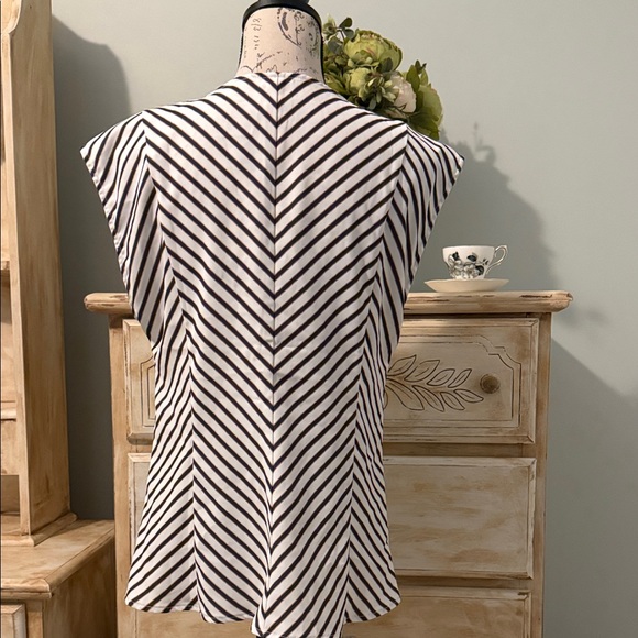 NWT Commense Striped Round-Neck Shirt in Medium. - Picture 14 of 15